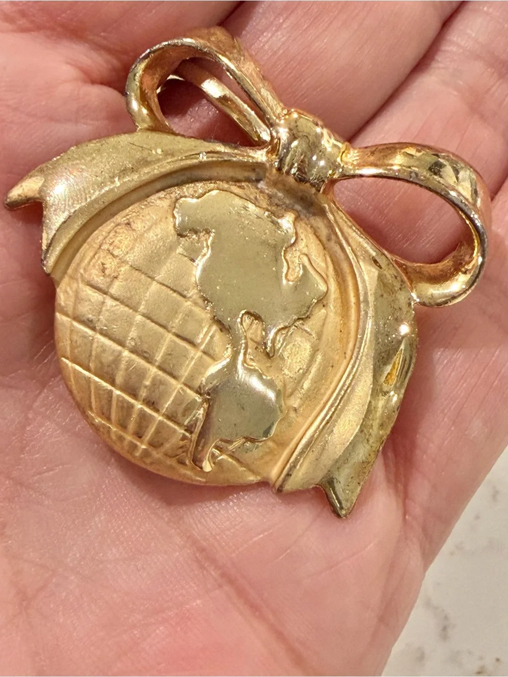 Vintage AJC Gold Tone Globe & Ribbon Bow Brooch Pin - Collectible